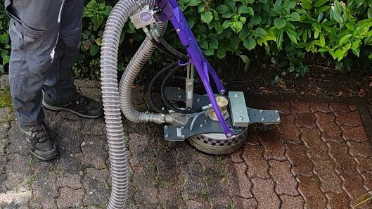 Pflastersteinreinigung in Karlsruhe mit Flächenreiniger – vorher nachher Effekt sichtbar