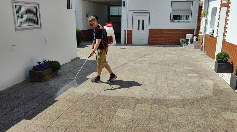 Gründliche Steinreinigung beginnt mit Vorbehandlung der Pflasterfläche in Freiburg