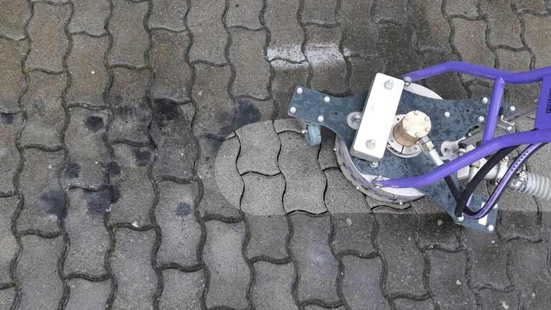 Pflastersteinreinigung zeigt deutlichen Unterschied zwischen verschmutzten und gereinigten Steinen