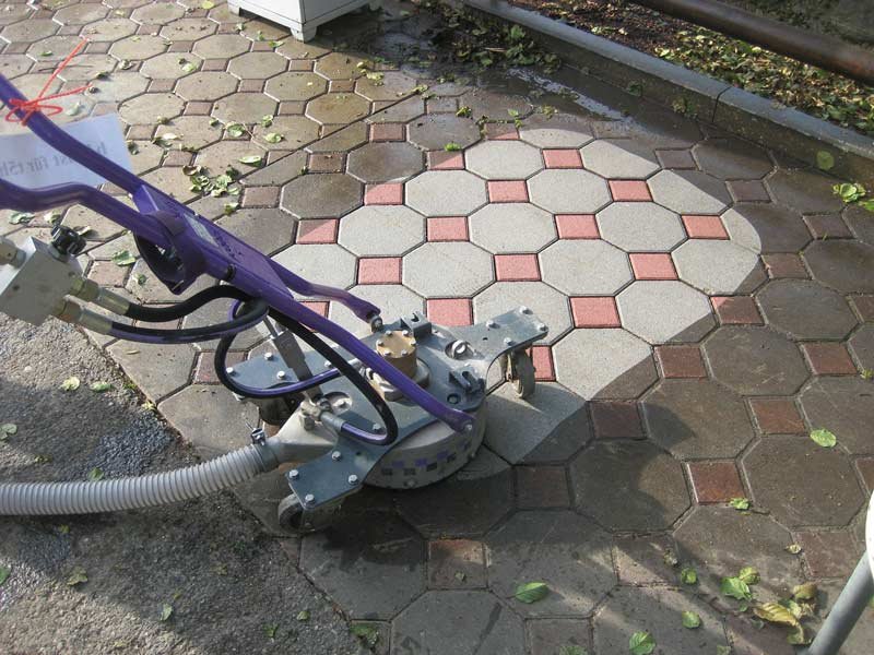 Professionelle Steinreinigung in Freiburg auf gepflasterter Terrasse